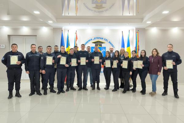 poza grup de oameni cu diplome